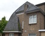 Hoge daken, met hier daar een haast verdwaald raam.
              <br/>
              Richard Keijzer, 2014-08-10
